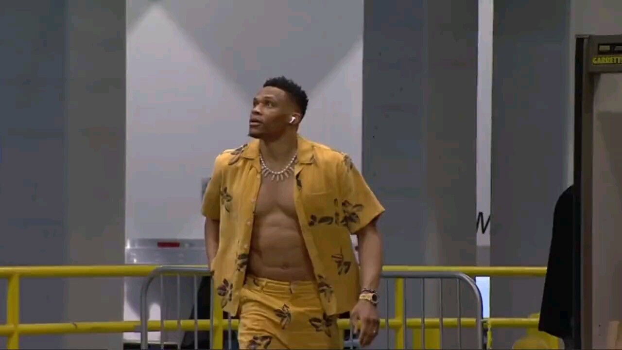 季后赛来了!威少穿花衬衫入场 大秀腹肌