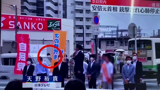 日本电视台直播画面可清晰看到 凶手在安倍左后听讲甚至报以掌声