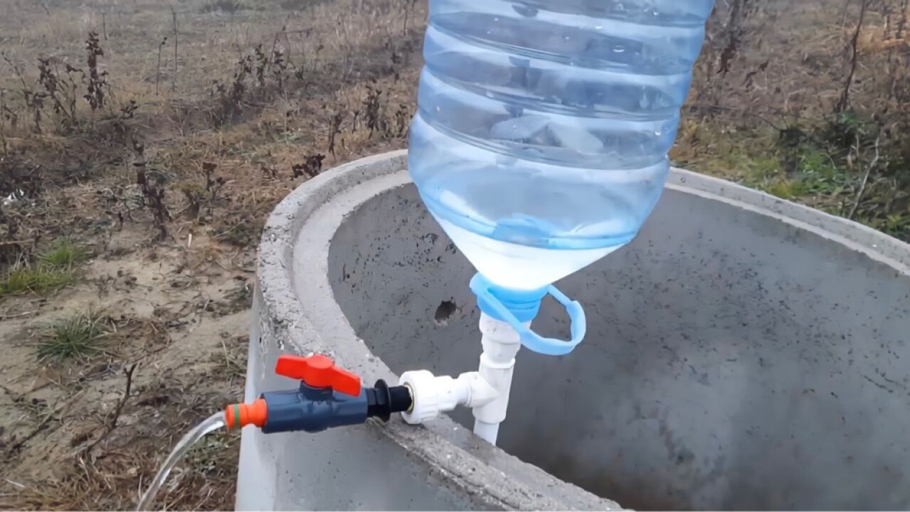 用塑料瓶制作无动力抽水装置轻轻松松把老井里的水抽上来
