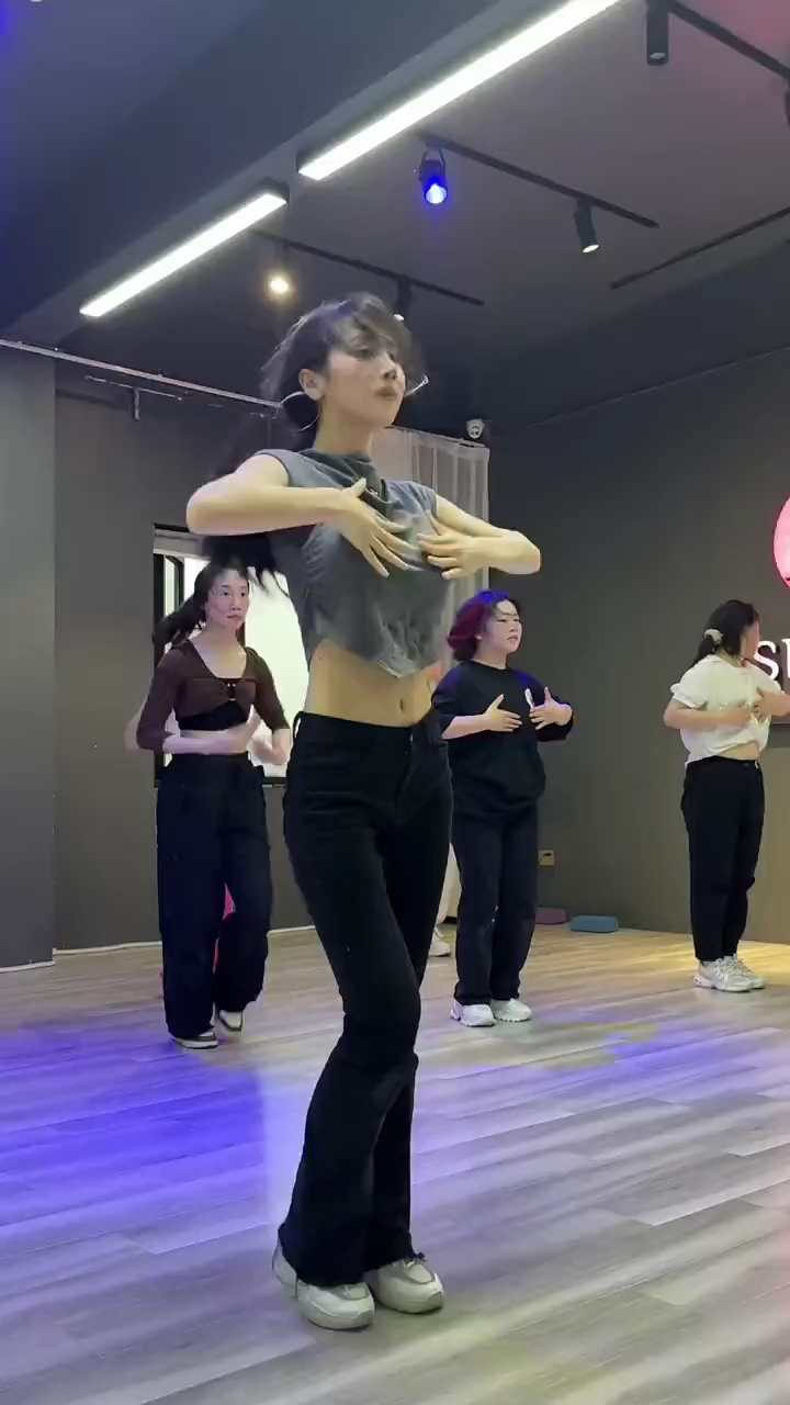 魔性扭胯舞 #翘臀美臀 #妖娆的舞姿 #妩媚性感 #小蛮腰扭起来