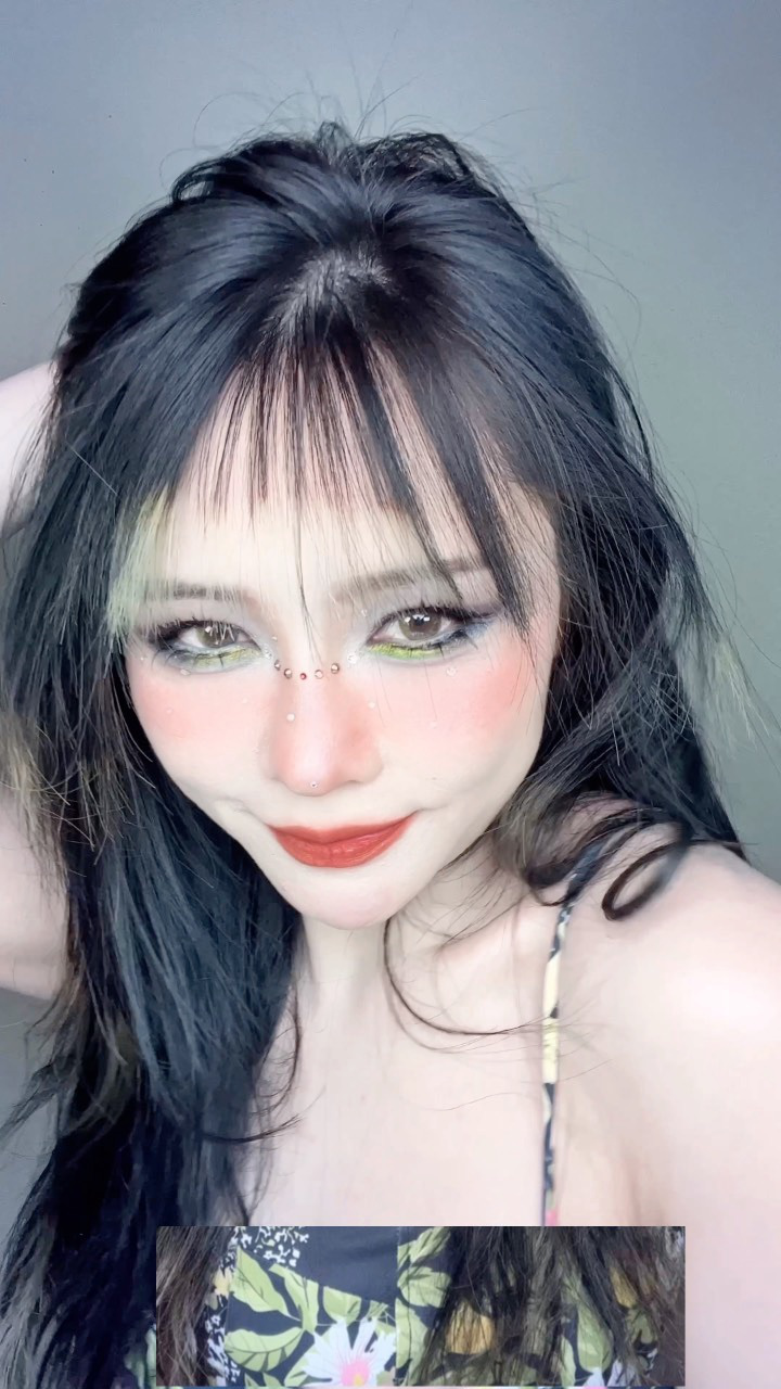 音乐节化这个小烟熏辣妹妆真的泰酷辣#音乐节必备小烟熏妆#泰裤辣#妆