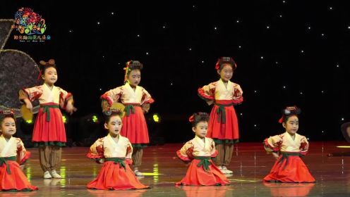 少儿群舞《博物馆奇妙夜》小演员们的演绎尽显中国文化的气度与风范，色彩采用与陶有关的色彩元素，并把部分色彩提亮，契合小演员们活泼可爱的性格特点。