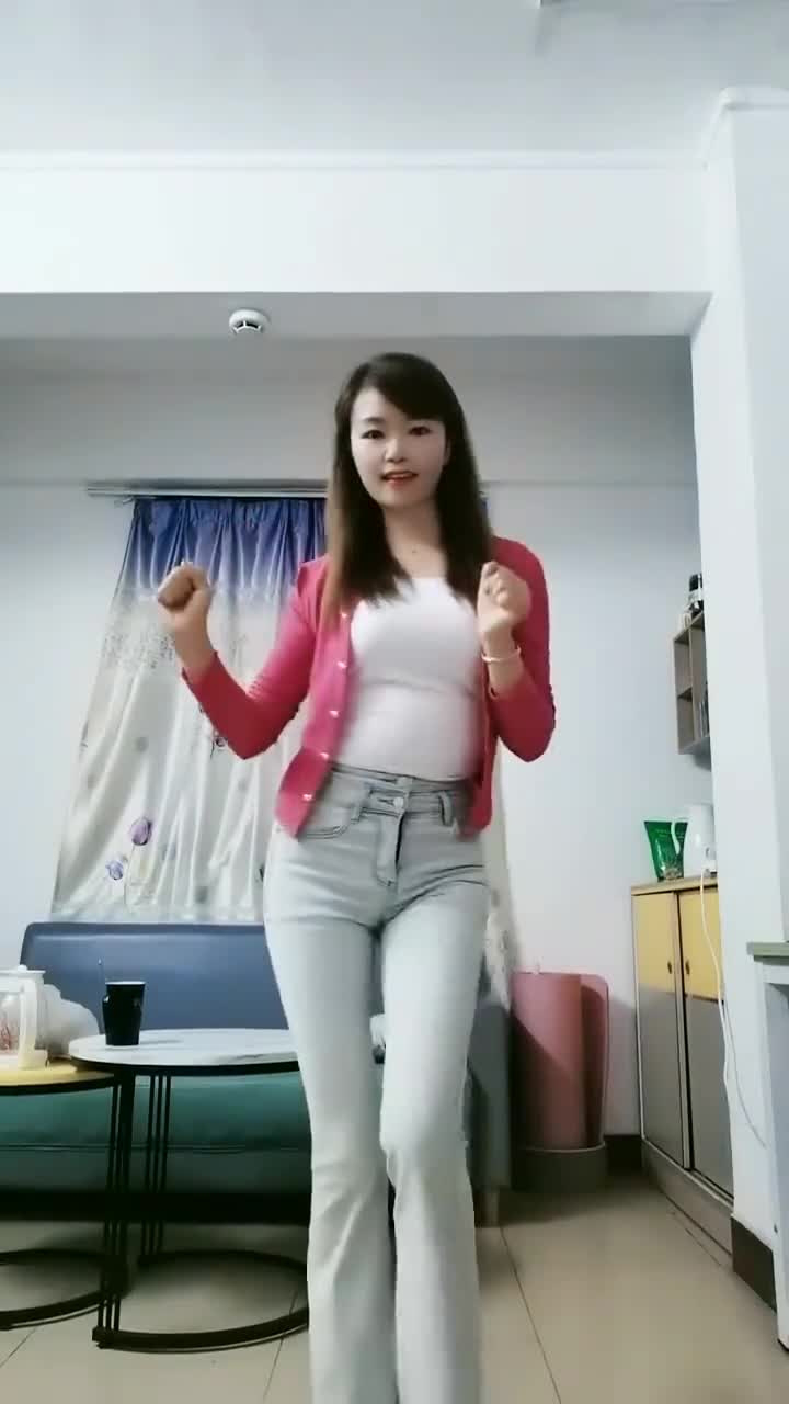 漂亮的小媳妇喜欢运动,喜欢跳舞.