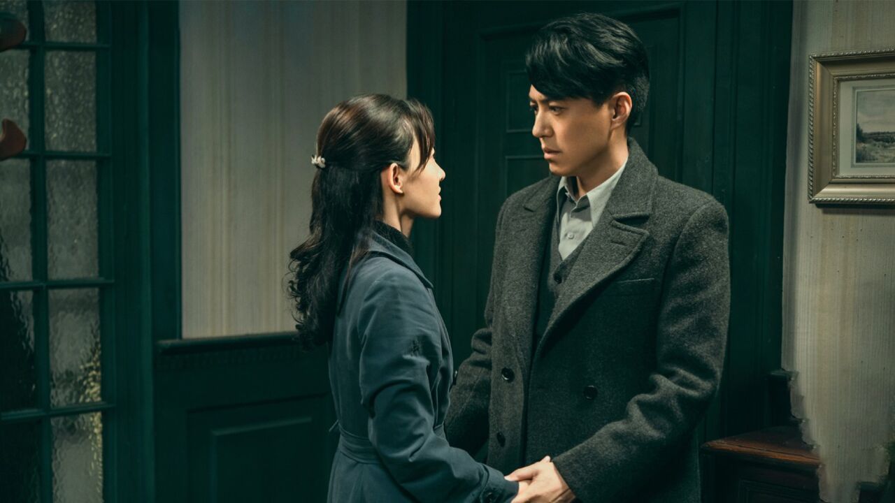 看着王丽坤的打扮,靳东都忘记拿道具了