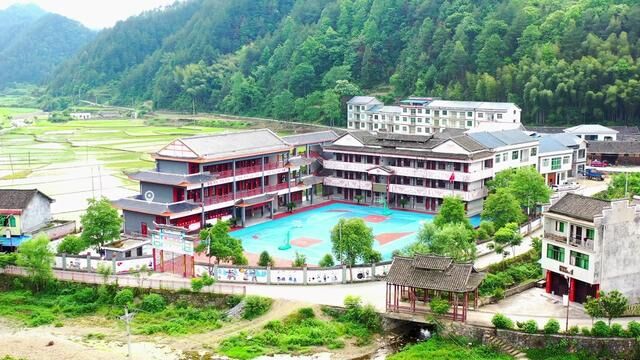 秀山土家族苗族自治县梅江镇民族小学,位于秀山县梅江镇“金珠苗寨”村,是全县唯一一所以汉语、苗语“双语”教学的学校.#美丽校园