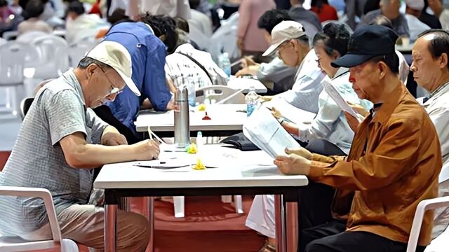 经济日报整版聚焦老年人再就业:保障老年人劳动就业和创业权益