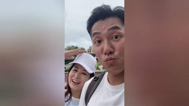 张颖康进组拍戏前抽时间陪家人 夫妻俩带着子女去游乐场开心游玩