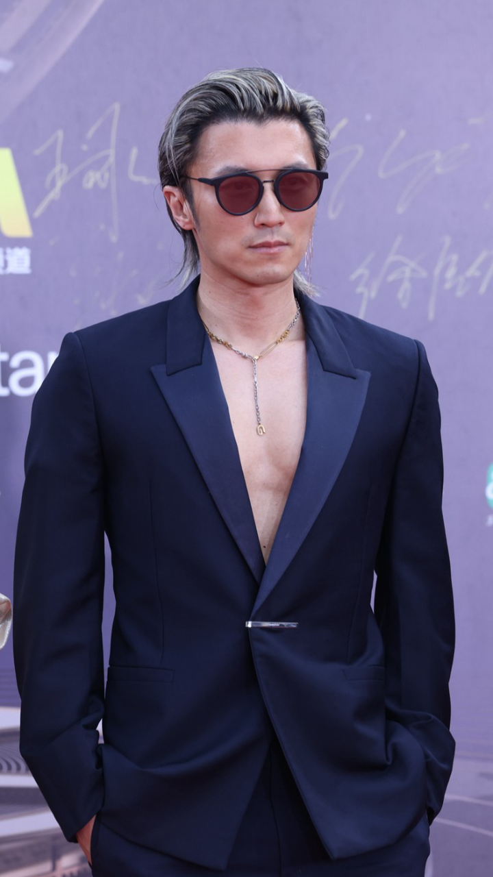 港风帅哥!谢霆锋微博电影之夜超有型 真空西装好魅