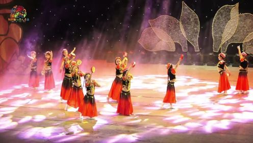 少儿群舞《石榴红了》是一支新疆维吾尔族舞蹈，小演员们这支舞蹈别具一格，轻盈动人，飘逸的红色裙摆，石榴花铃鼓，整个舞蹈满满的异域风情，这曼妙激昂的舞姿展现维吾尔族