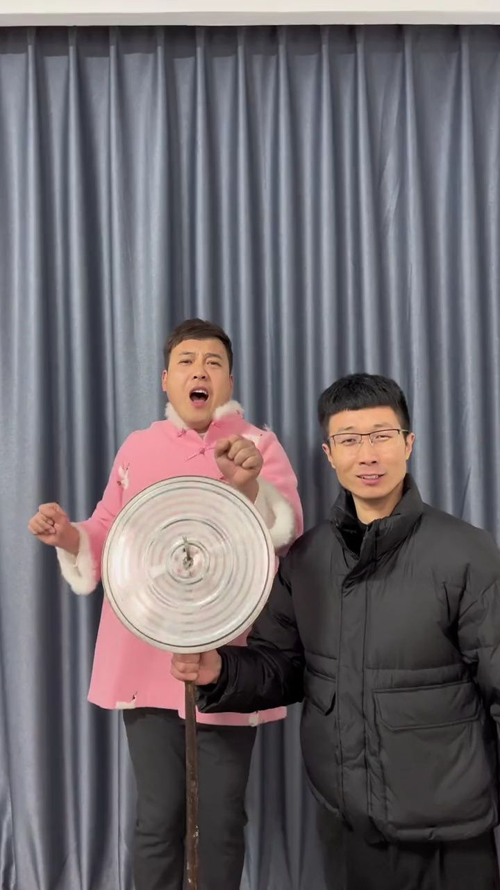 今年第一场演唱会我好开心#看一遍笑一遍 打伞排骨哥