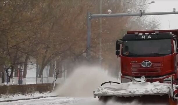 吉林松原:大范围降雪,清雪持续保障出行