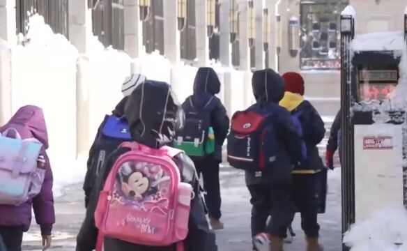 辽宁沈阳:降雪影响交通出行,中小学错峰上学