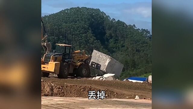 石材人的日常三堡红花岗岩矿山解石头