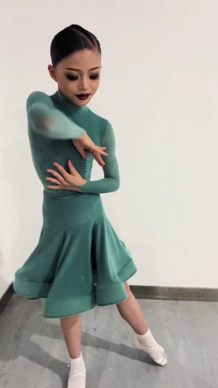 溢出屏幕的高级感 幸福的孩子有这么多爱他的人 特别的女孩子 张若彤