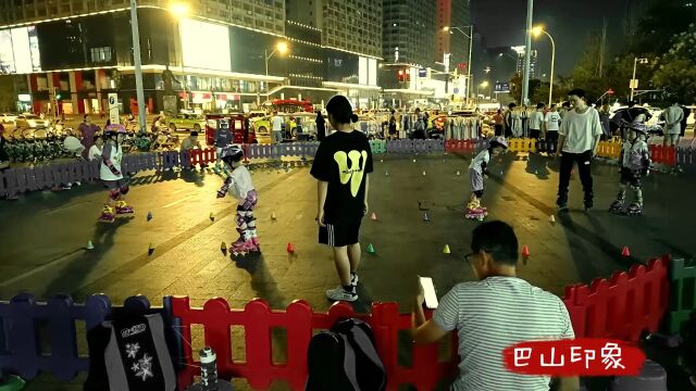 四川成都:北城驷马桥之夜车水马龙 可爱的小朋友正在练习轮滑