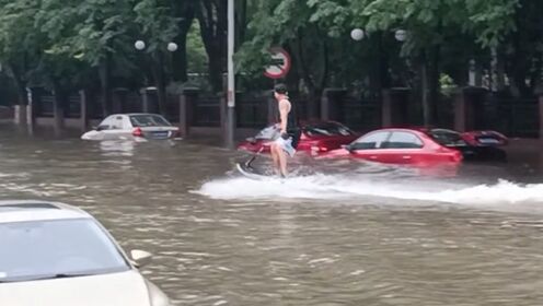 无锡遭遇强降雨，道路严重积水多车被淹，男子现场直播冲浪