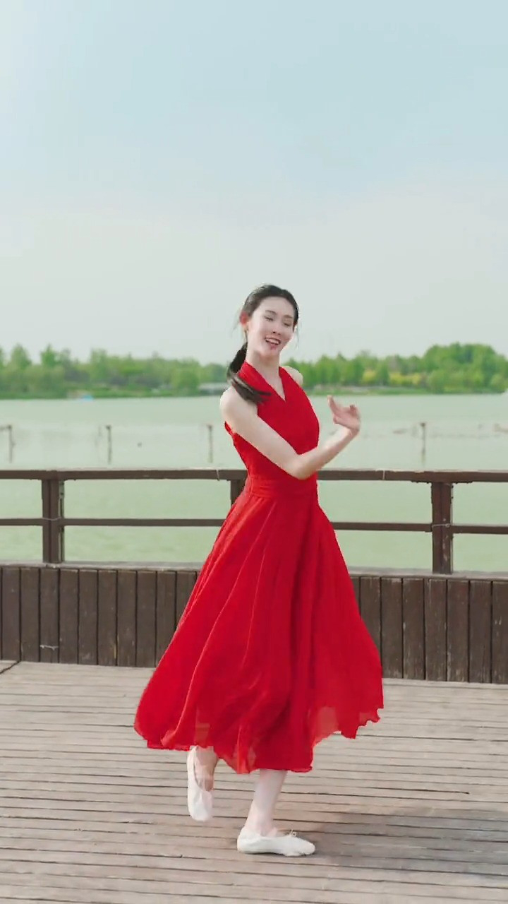 一袭红裙骑着#红马 的春雨来了#红马舞蹈