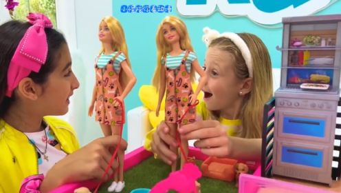 小公主娜斯佳和闺蜜一起，为学校拍摄了一段关于娃娃的视频 ！