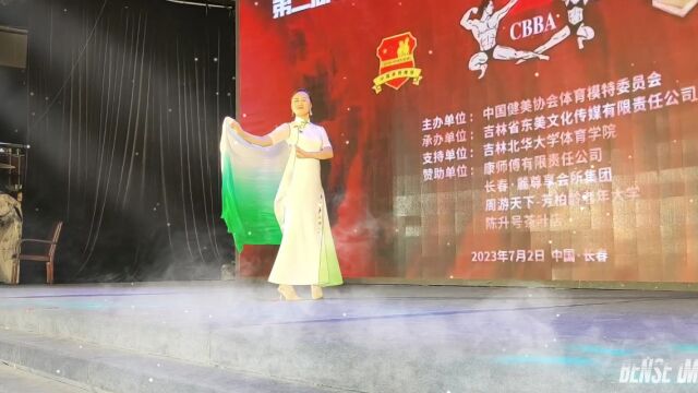 在CBBA中国体育模特大赛上,一位模特老师即兴表演飘逸柔美的独舞