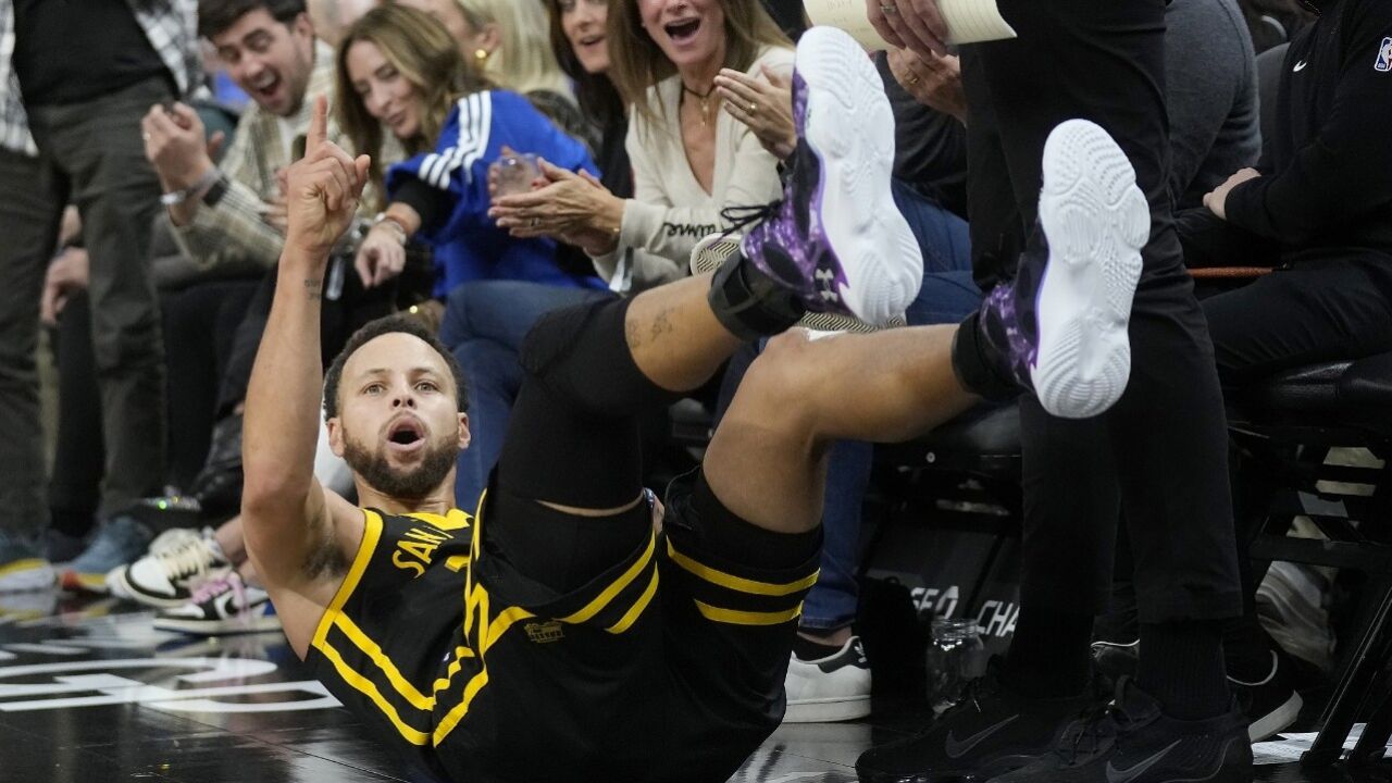 世界名画 2!库里高难度3 1躺地上忘情庆祝 迎射狄龙后激动抖肩