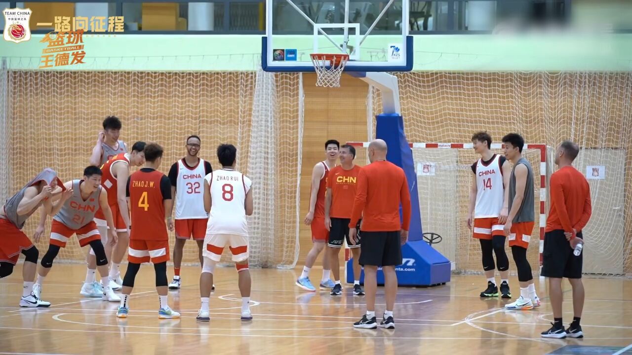 氛围融洽!中国男篮罚球训练:赵睿搞笑最后一个完成,李凯尔王哲林同队连座接受惩罚_腾讯视频