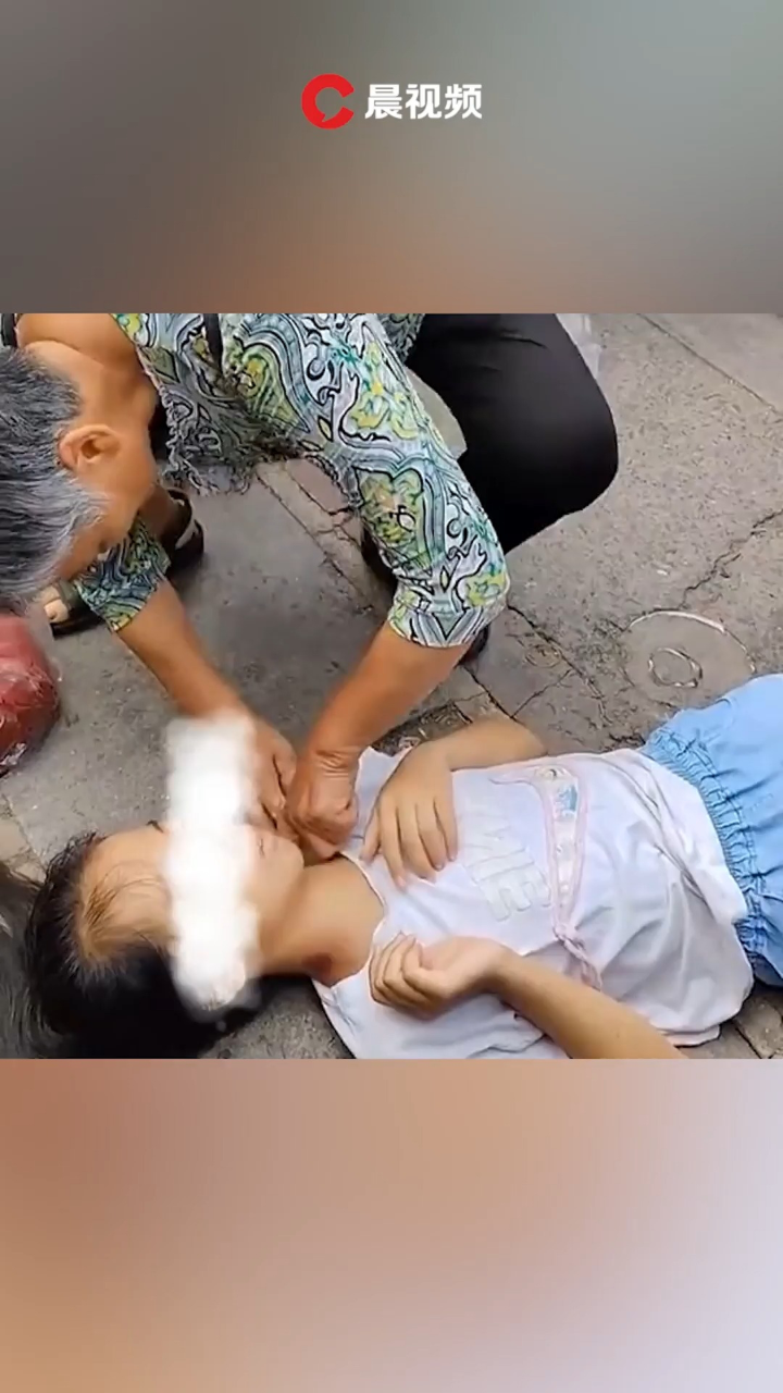 小女孩在街上突然晕倒,路人奶奶不顾劝阻为其刮痧,按人中