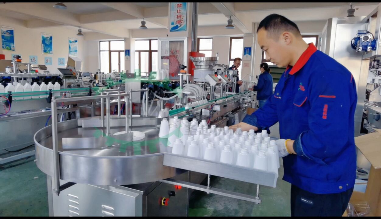 全自动车用尿素防冻液灌装生产线除锈喷雾灌装旋盖设备