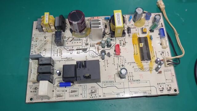 美的柜机空调不通电,大多是这个芯片坏了,通病一换就好