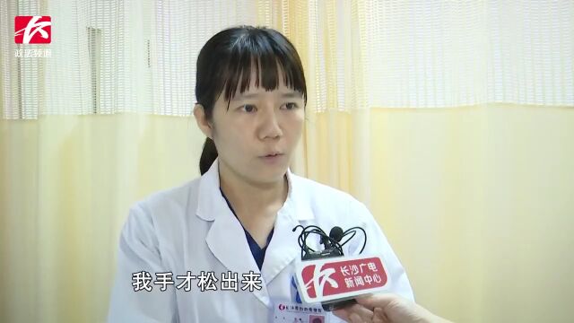 孕妇脐带脱垂,抢救全程医生托举胎儿