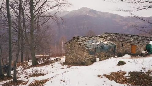 男人花50万买下石头屋，到阿尔卑斯山上居住。