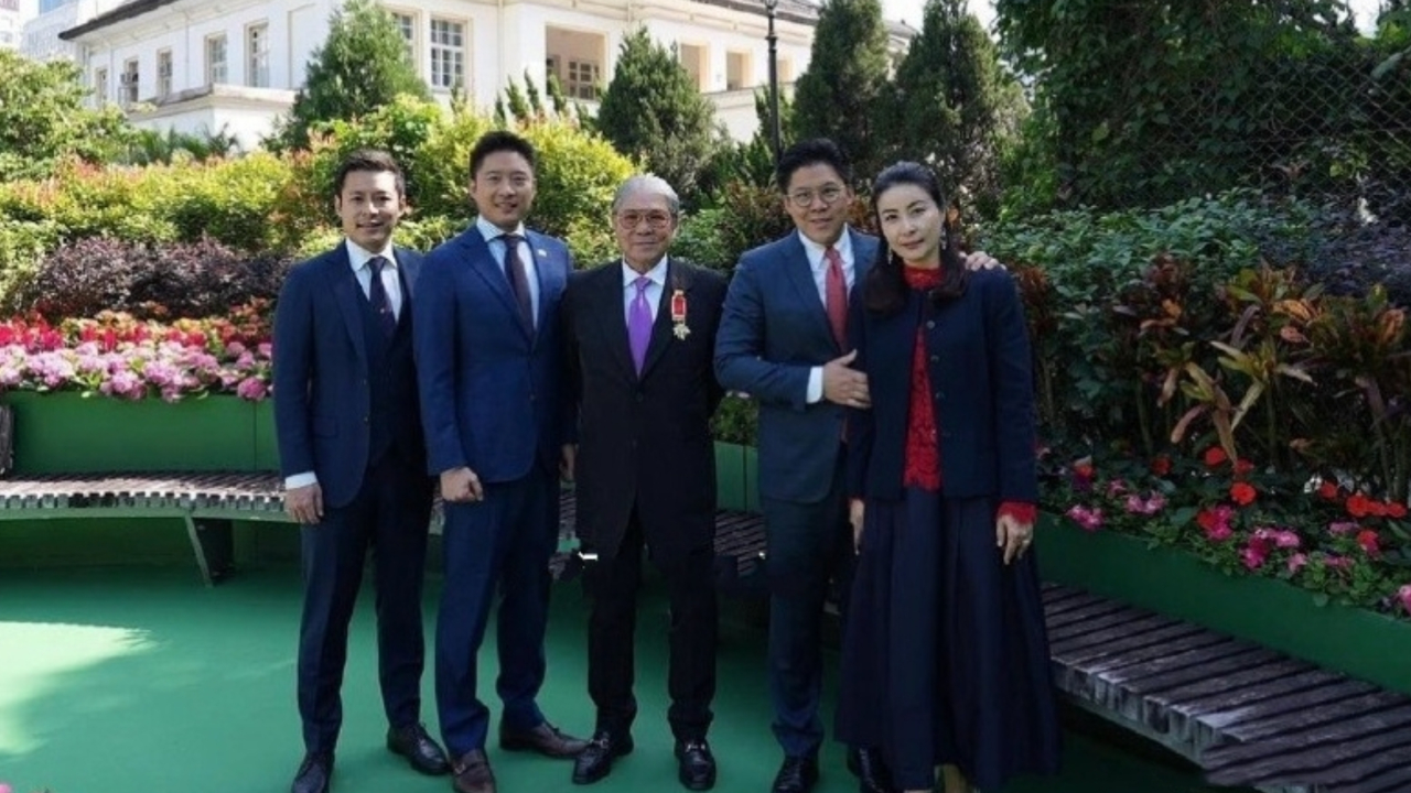 郭晶晶与霍家父子4人同框,被老公霍启刚搂肩,皮肤白皙妆容精致