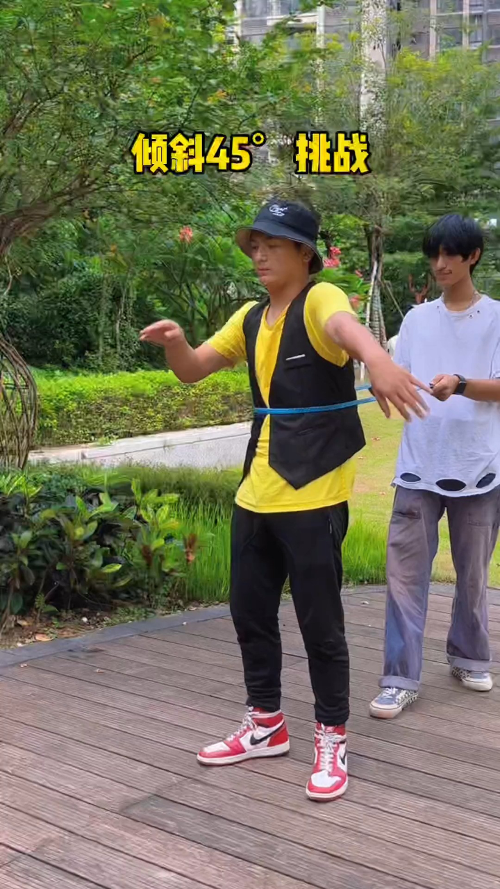 经过老师的指点,终于学会了迈克尔杰克逊倾斜45度的动作#杰克逊倾斜45