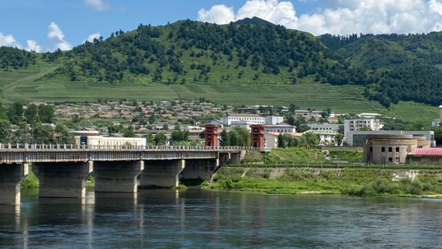 走进集安鸭绿江国门景区,在鸭绿江边眺望对岸的朝鲜城市