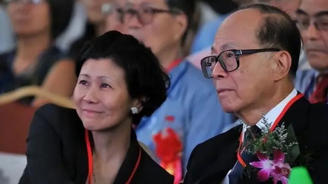 95岁李嘉诚坐轮椅现身寺庙,小32岁知己周凯旋相伴左右,画面温馨