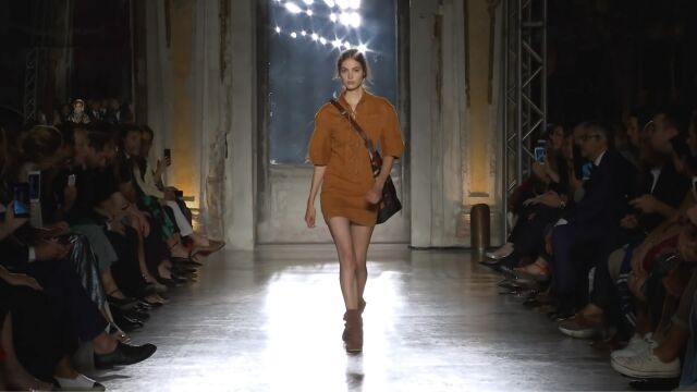 意大利品牌Alberta Ferretti (阿尔伯特菲尔蒂)2019年假日系列秀场