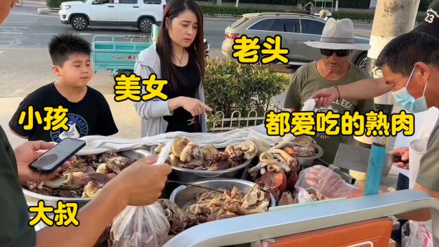 实在老哥卖熟食受欢迎,肺头10元两个,猪耳肥大厚,老中少都爱吃