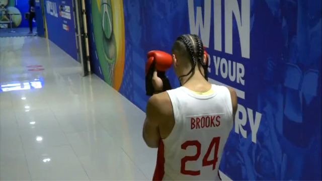 狄龙赛后戴着拳击手套 和教练队友打拳庆祝