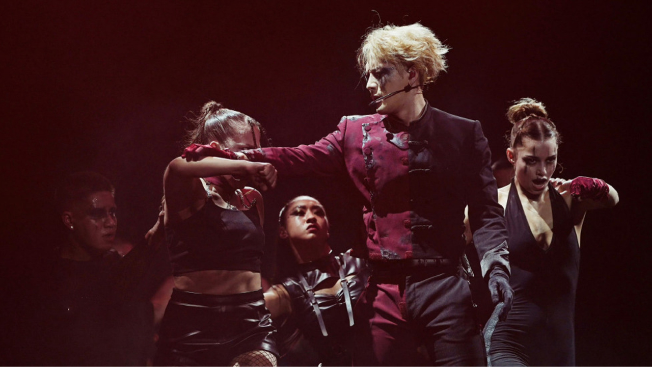 王嘉尔夜店风舞台被审判,和女伴舞贴身搂抱,动作暧昧能上疯马秀