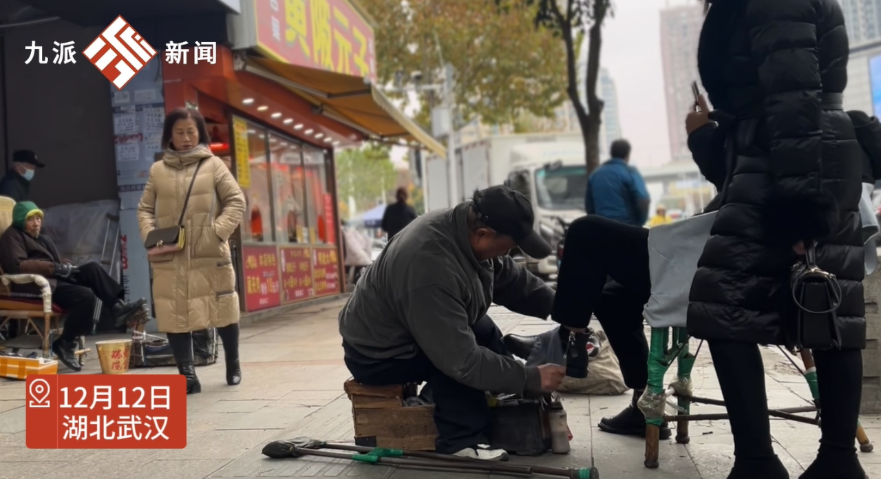 武漢最後的擦鞋匠,6旬殘疾老人在武漢擦鞋34年:會有客人特意跨江來修