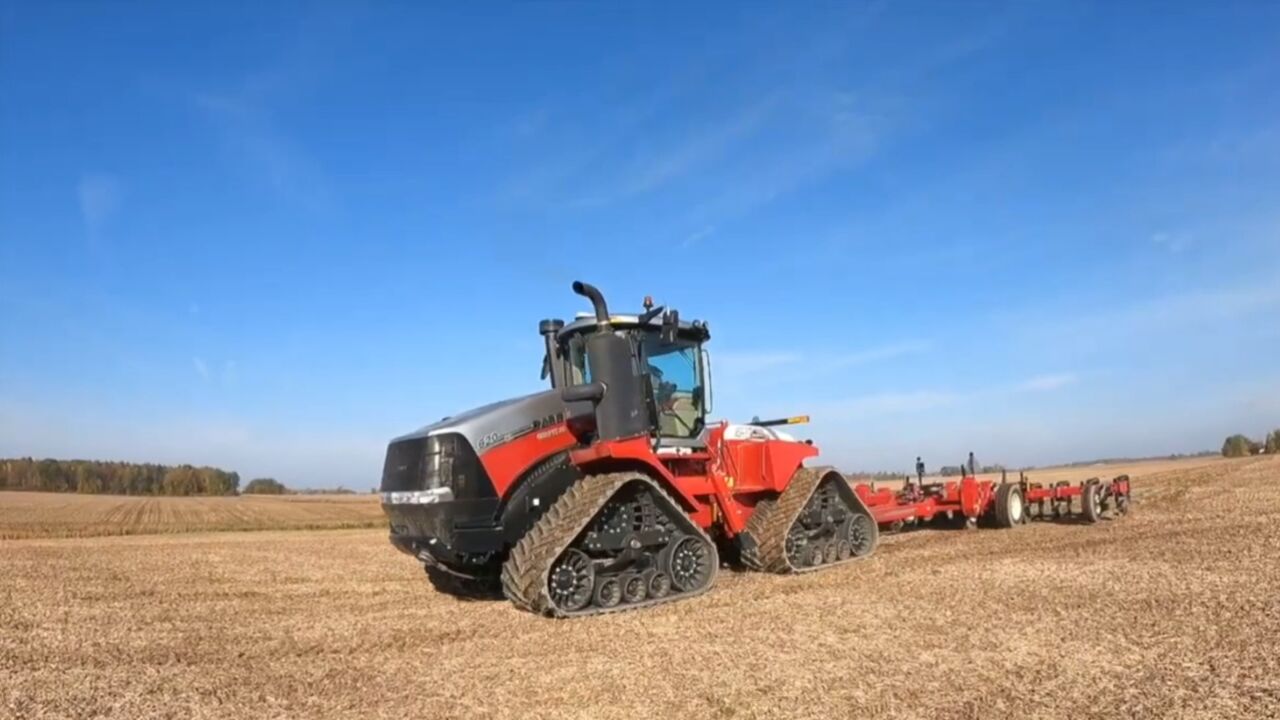 25周年纪念版凯斯620履带拖拉机带12行深松机整地作业!