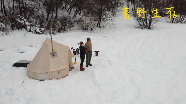 户外露营夫妻档,荒野雪地露营,搭帐篷野餐过夜