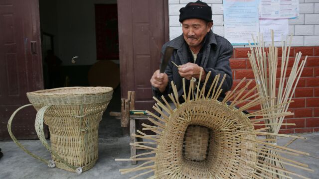 陕西老篾匠:3天编一个背篓卖100元,老手艺濒临失传