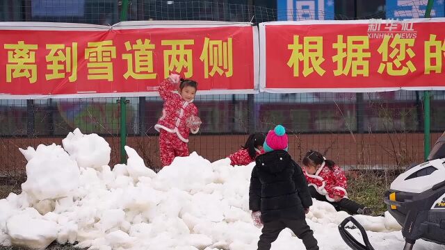 重庆滑雪场开发亲子“套餐” 满足南方孩子玩雪“执念”