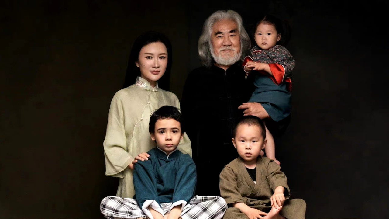 72岁张纪中高调秀幸福,一家五口罕见同框,混血儿子马丁被问谁生的