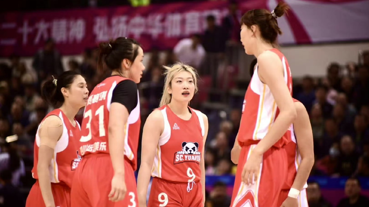 四川女篮大胜武汉 李梦击掌对手 鞠躬致意观众