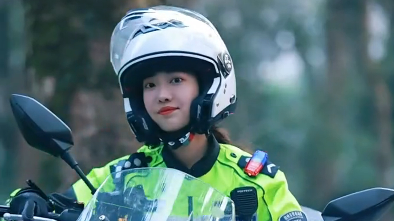 西湖高颜值女交警温柔执法又甜又飒,路人被疯狂圈粉:好想去偶遇