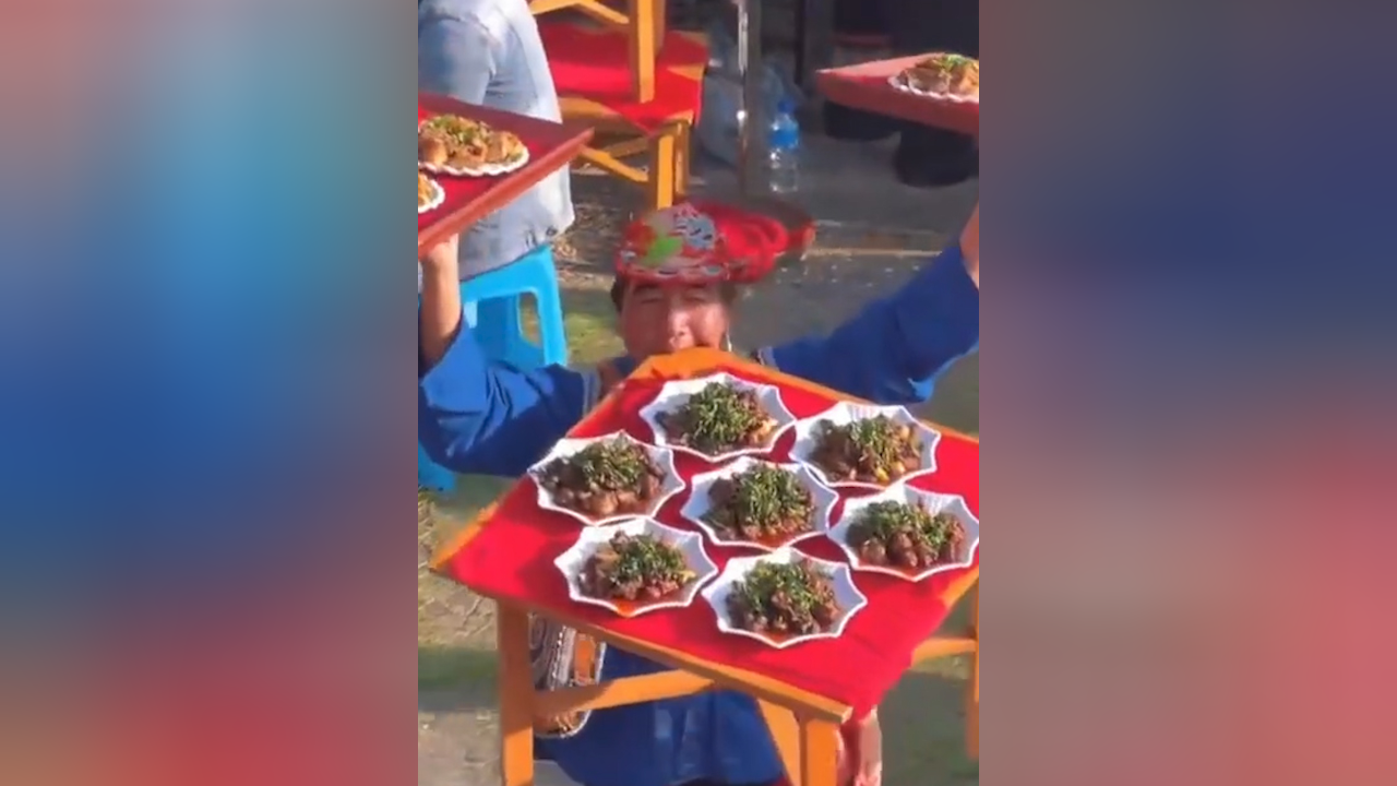 云南老表又上分!高难度彝族跳菜招待客人,网友:连云南人都震惊的程度