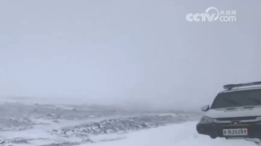 新疆和静:国道218线天山山区部分路段遭遇风吹雪天气