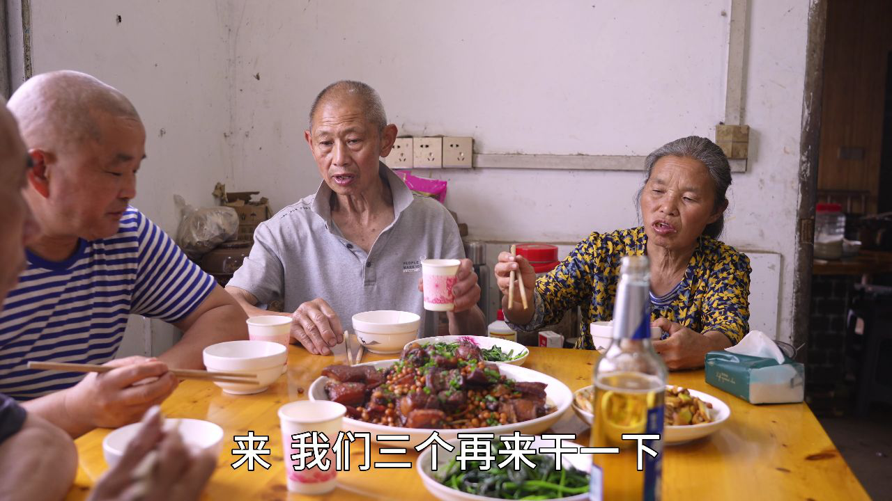 农村四哥家鸭塘翻新,师傅干活太辛苦,5斤三线烧坨子肉,解馋了