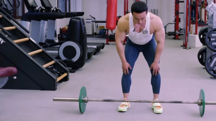 郑少忠带来背部训练,提高核心肌肉群的力量